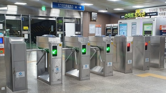 지하철역 개찰구와 교통카드 이용 시설을 촬영한 모습